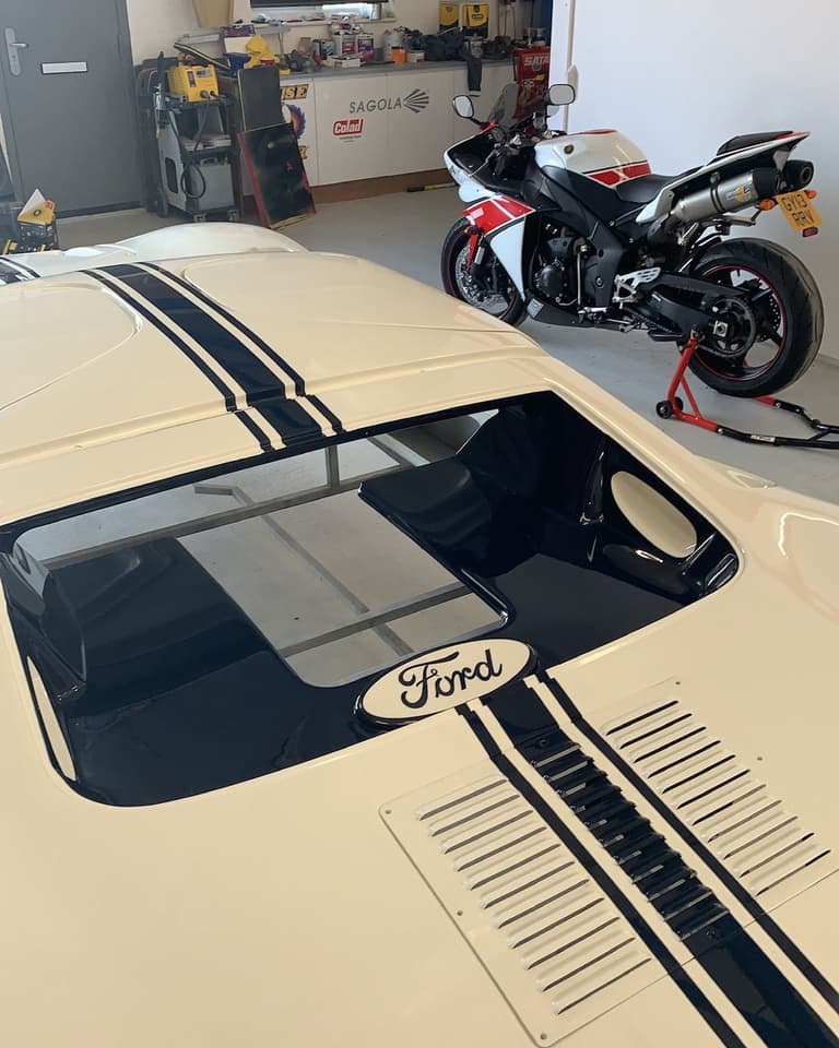 Close detail of a hand-painted navy stripe running over the bonnet of a white Ford GT40